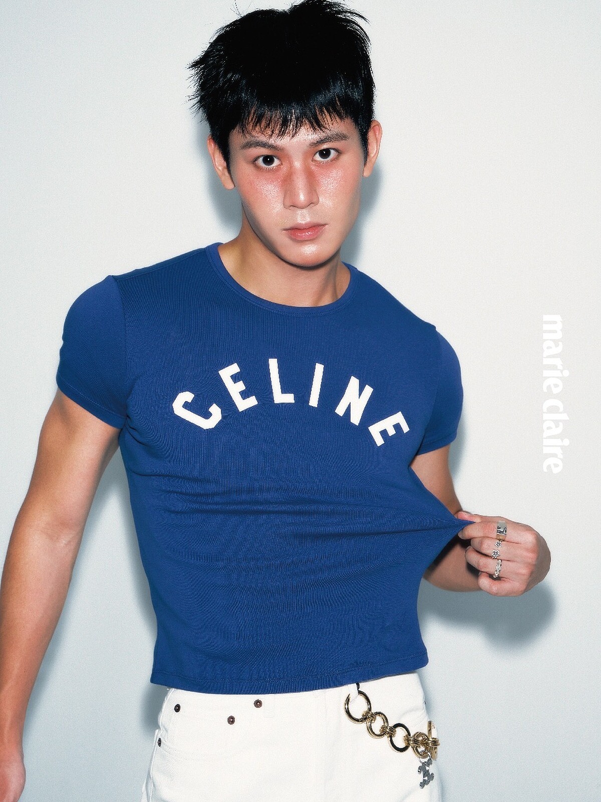 藍色短版上衣、白色長褲、腰鍊,all by Celine。