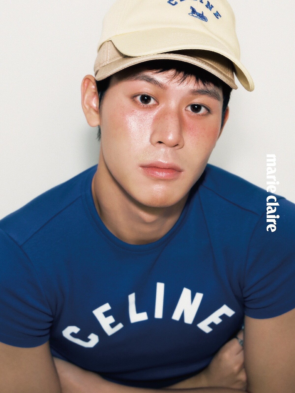 藍色短版上衣、白色長褲、腰鍊、棒球帽,all by Celine;