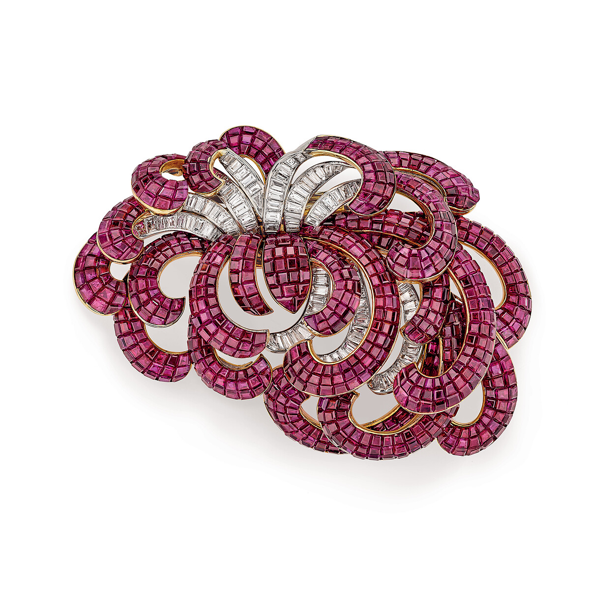 菊花造型胸針，1937年 鉑金、黃金、隱密式鑲嵌紅寶石、鑽石 &copy; Van Cleef & Arpels