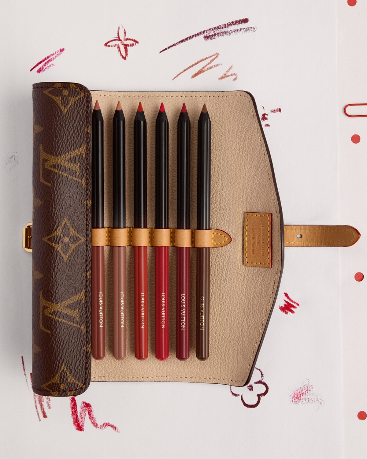 伴隨 LV Crayon唇線筆上市,La Beauté Louis Vuitton同步推出Lip Pencil Case唇線筆收納捲包。