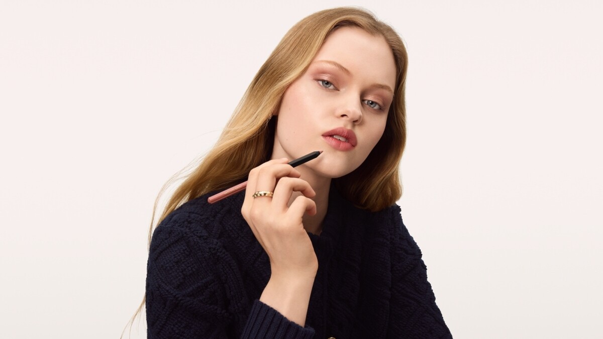 La Beauté Louis Vuitton 彩妝創意總監Pat McGrath 女爵士以 LV Crayon 唇線筆打造Blur Illusion絕美柔焦唇妝。