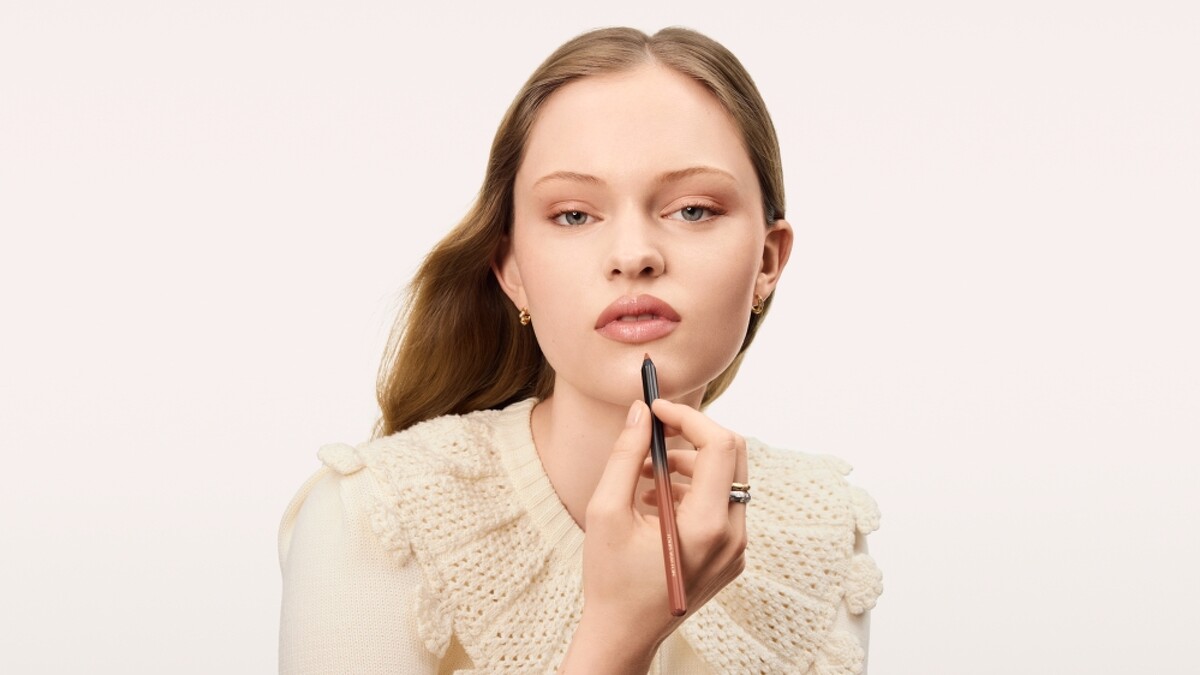 La Beauté Louis Vuitton 彩妝創意總監Pat McGrath 女爵士以 LV Crayon 唇線筆打造90s Minimalism率性時髦唇妝。