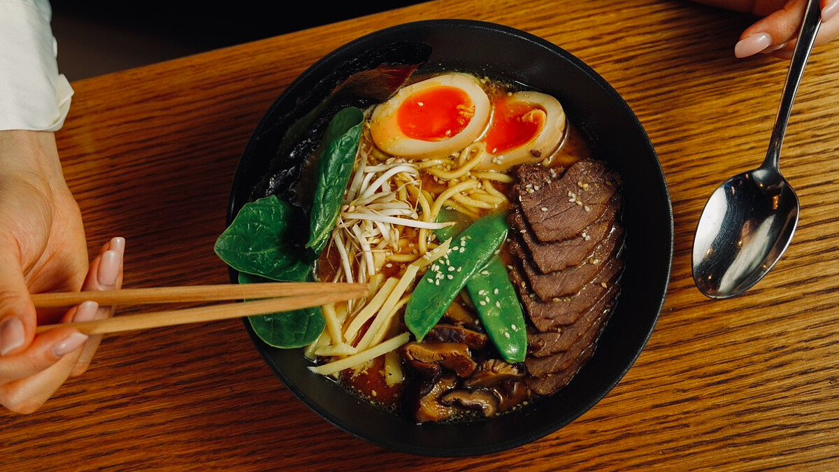 半夜突然想吃牛肉麵？5分鐘「懶人牛肉麵」自己煮！冰箱4樣食材就完成