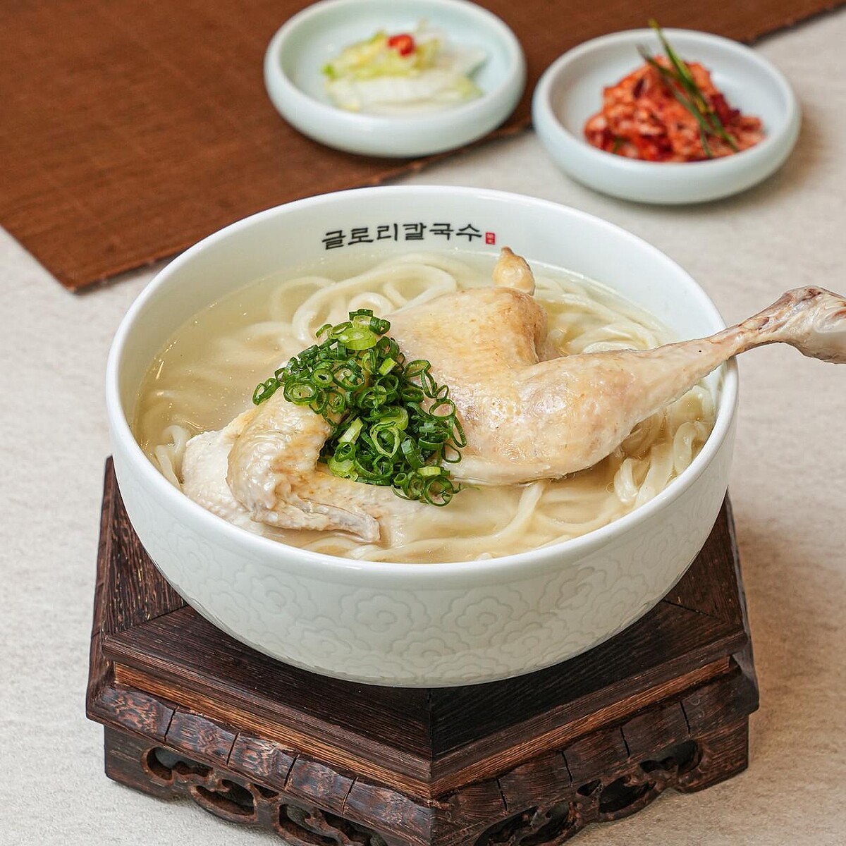 榮光刀削麵的招牌料理「大鐵鍋雞刀削麵(가마솥 닭칼국수)」(Photo/翻攝自Naver Map)