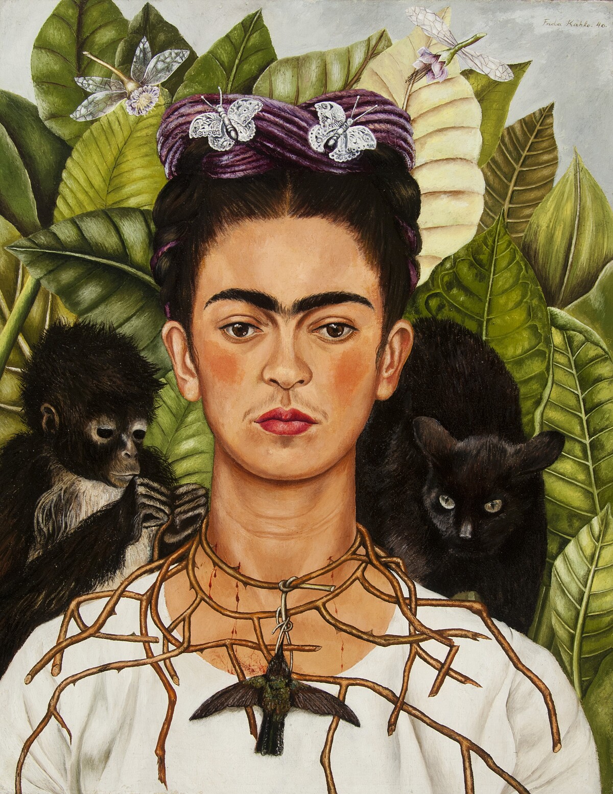 Frida Kahlo, Untitled (Self-portrait with thorn necklace and hummingbird) 1940. Nickolas Muray Collection of Mexican Art. 卡蘿頸上纏繞荊棘項鍊，刺入皮膚流出鮮血，項鍊上死去的蜂鳥象徵失去希望與破碎愛情。畫作完成於卡蘿和迪亞哥離婚，以及與攝影師Nickolas Muray婚外情結束之後。Muray在畫作完成即購藏此作。
