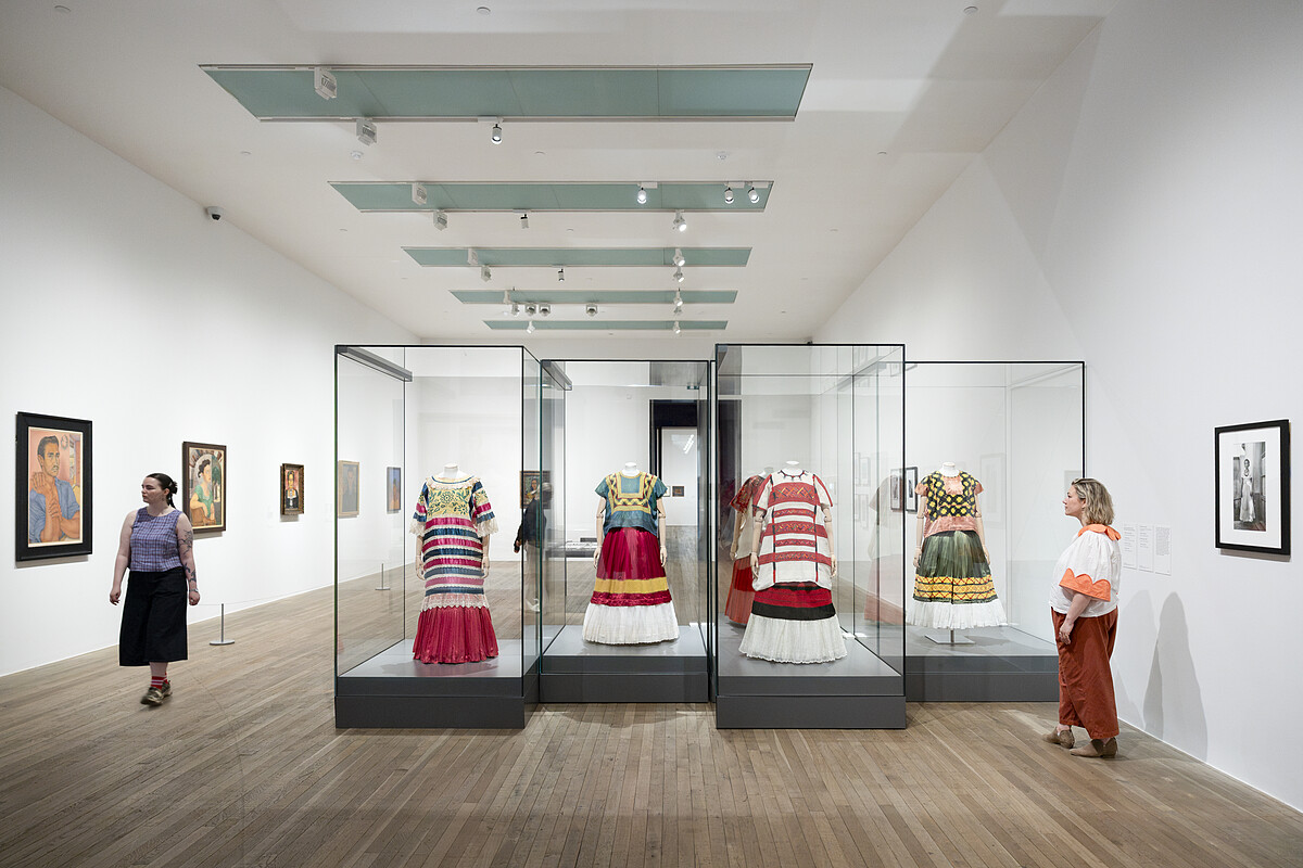 Museo Frida Kahlo出借卡蘿經常穿著的Tehuana傳統服飾。Tehuana傳統服飾源於墨西哥東南部Oaxaca，當地為母系社會，由女性主導群體生活。展覽現場。攝影：Larina Annora Fernandes，&copy; Tate。