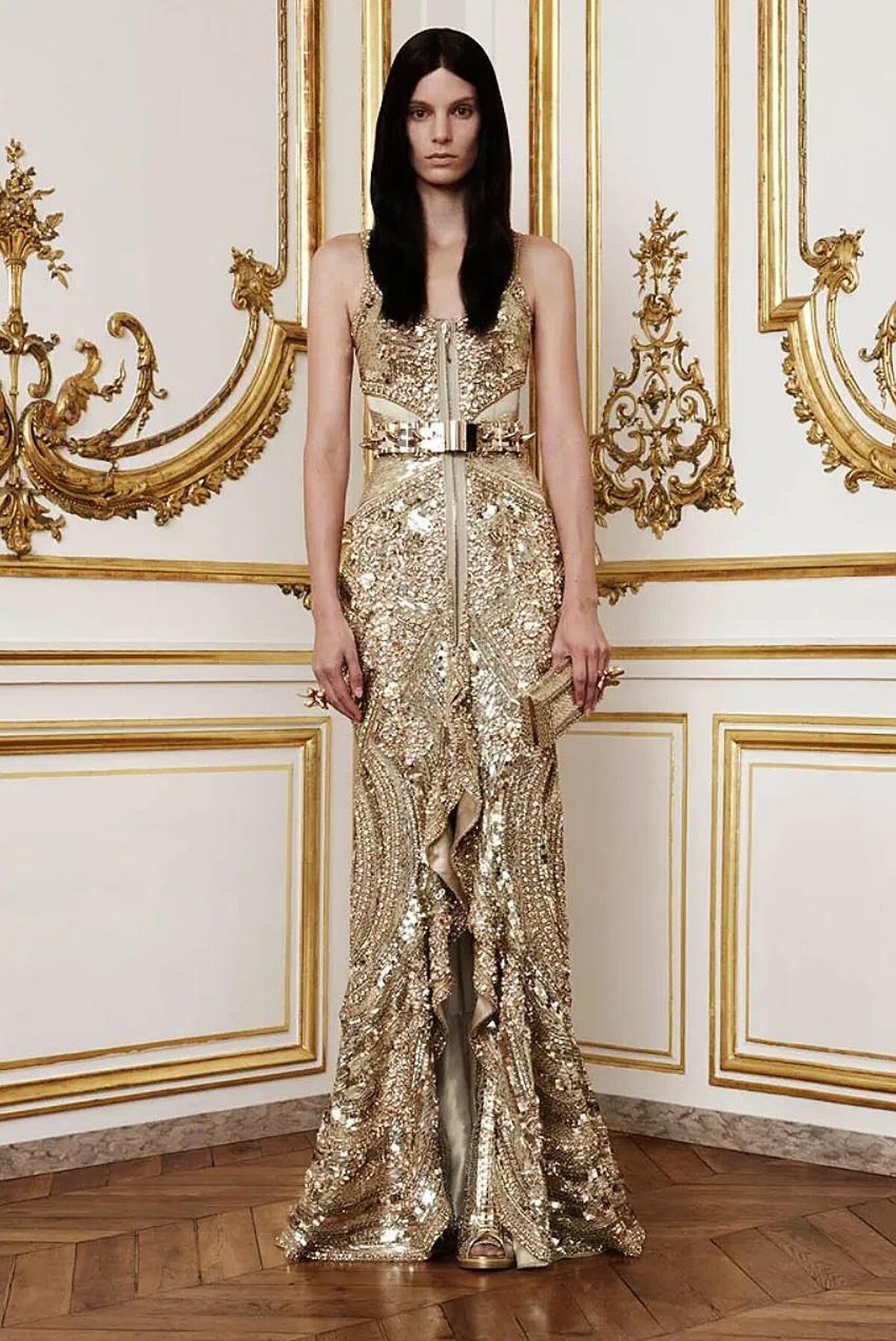 Givenchy 2010秋冬高級訂製系列，由時任創意總監 Riccardo Tisci 操刀，以 Frida Kahlo 為靈感，透過金屬腰帶、水晶刺繡與呼應脊椎、肋骨結構的裝飾細節，將他的身體傷痛與鮮明美學轉譯為高級訂製服。