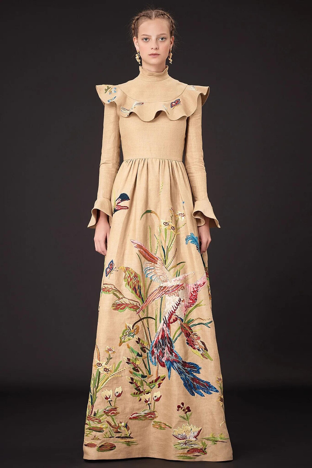 Valentino 2015早春度假系列（Resort 2015），由 Maria Grazia Chiuri 與 Pierpaolo Piccioli 共同操刀，從 Frida Kahlo 的藝術與墨西哥文化汲取靈感，以繁複花卉、動植物圖騰與鮮豔刺繡，轉化他極具辨識度的視覺世界。