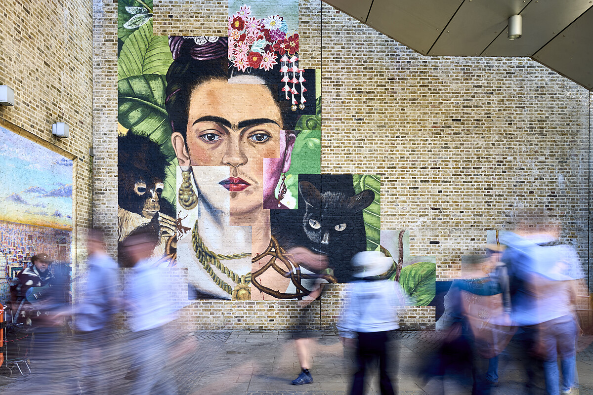 泰特美術館同步在倫敦觀光景點舉辦「Fridamania takes over London」活動，6幅巨型壁畫由25歲以下藝術工作者共同創作。