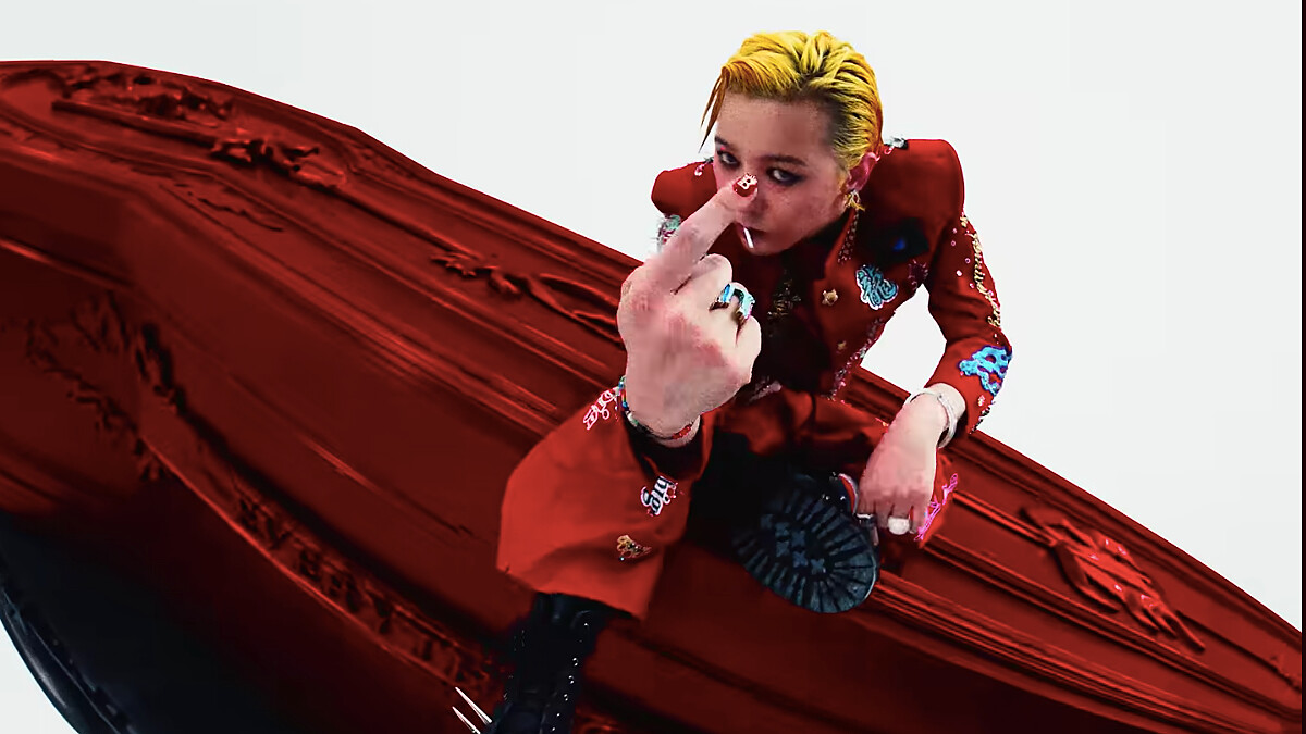 BIGBANG新歌回歸GD「7套王者服裝」解析！香奈兒毛毛外套、全紅戰袍藏20週年彩蛋