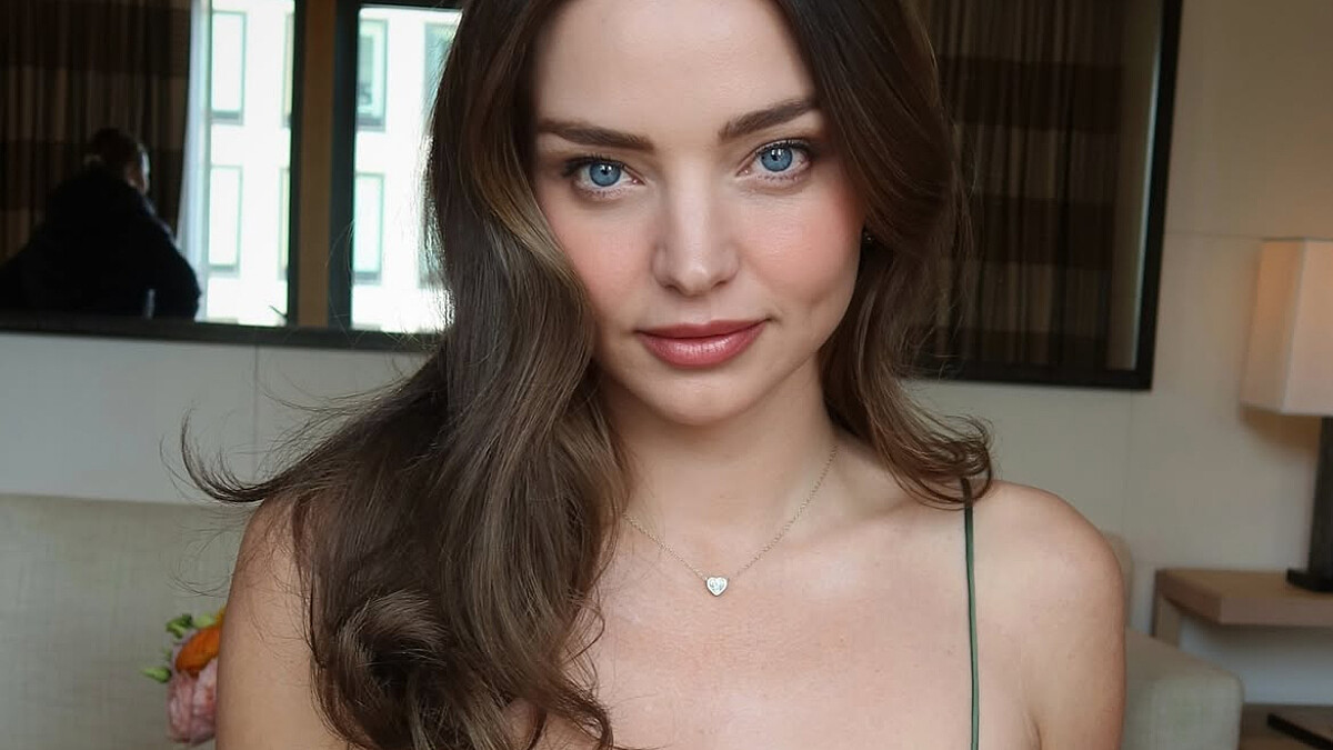 Miranda Kerr 43歲依舊超模身材！「極端抗炎飲食」乳製品、蛋全戒，專家提醒：熟齡女性減肥別盲從