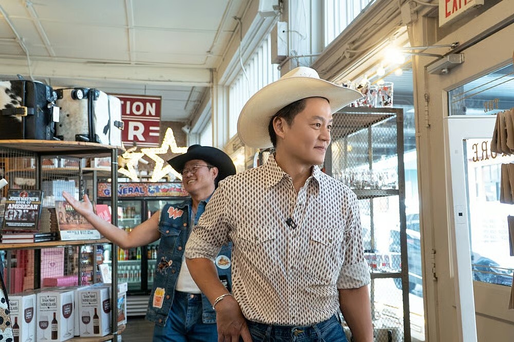 節目紀錄韓國演員李瑞鎮與金牌製作人羅暎錫共遊德州。