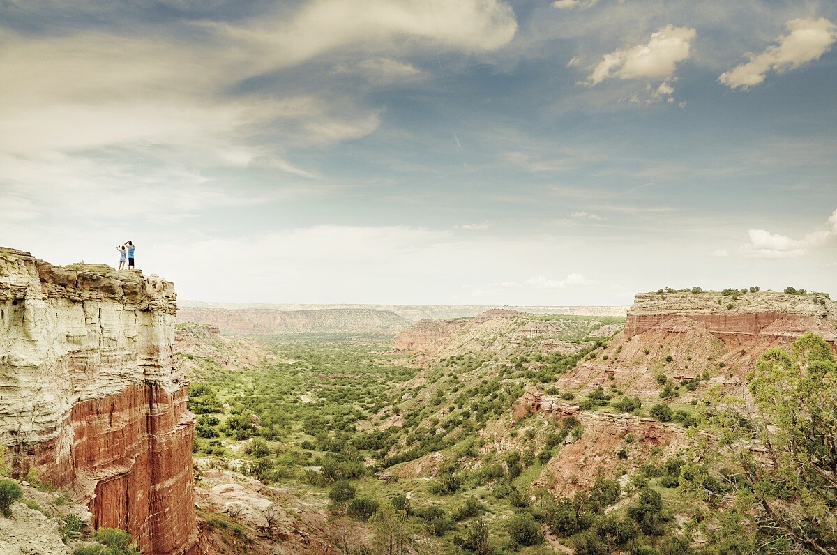 帕洛杜洛峽谷(Palo Duro Canyon)為美國第二大峽谷，以壯闊的峽谷地景與獨特的紅岩地貌聞名，是探索德州西部自然風光的必訪景點。