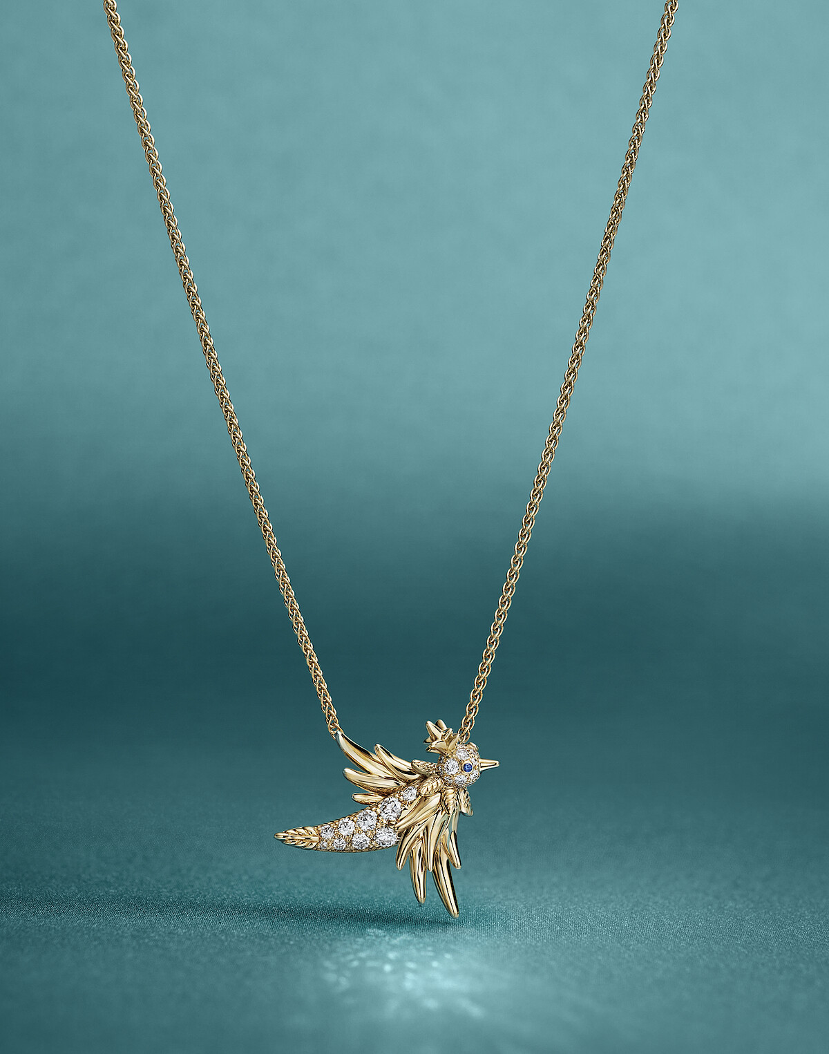 2026新品:Tiffany石上鳥珠寶系列鏈墜 黃K金鑲嵌鑽石,藍寶石眼 參考價格約NTD 382,000