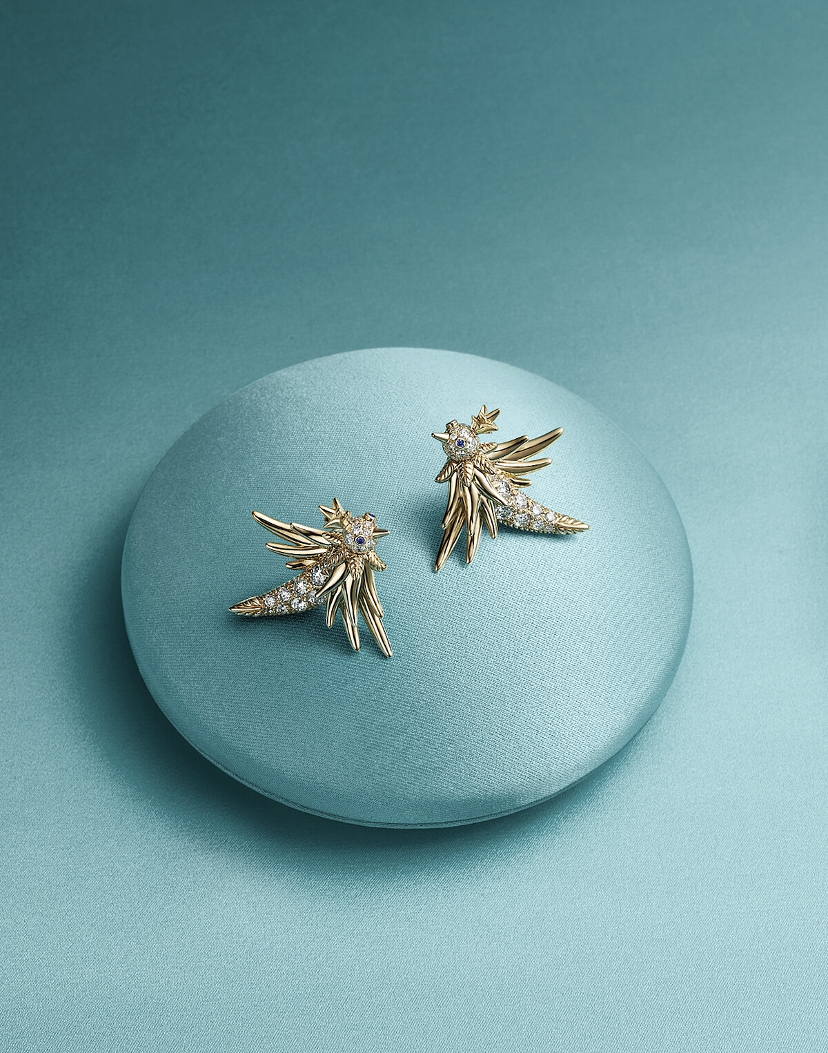 2026新品:Tiffany石上鳥珠寶系列耳環 黃K金鑲嵌鑽石,藍寶石眼 參考價格約NTD 765,000