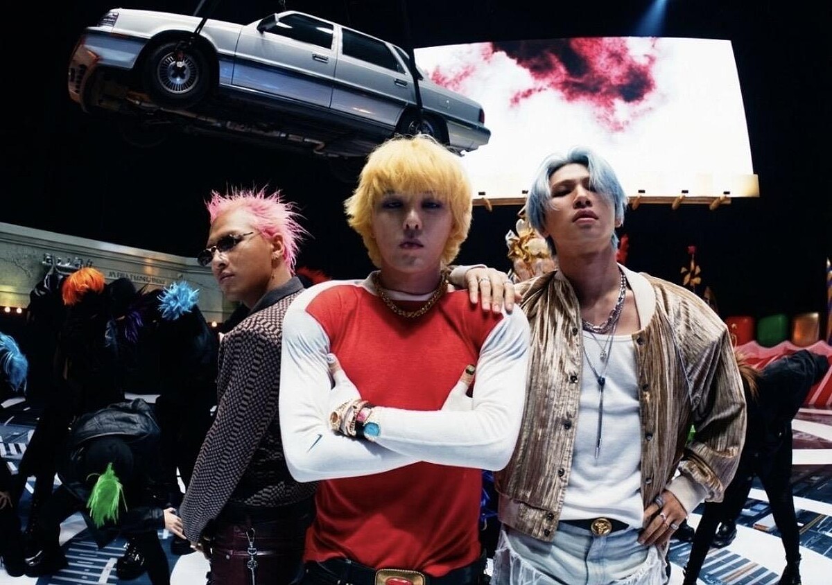 BIGBANG新歌〈BiliG〉 MV 中，G-Dragon再次戴上Piaget伯爵的綠松石玫瑰金版 Sixtie腕錶，並一口氣疊戴勞力士28mm Lady-Datejust黃金女錶、Cartier卡地亞Tank Must 紅面黑帶款式，再搭配多款Pomellato手鐲，展現獨到的色彩混搭！