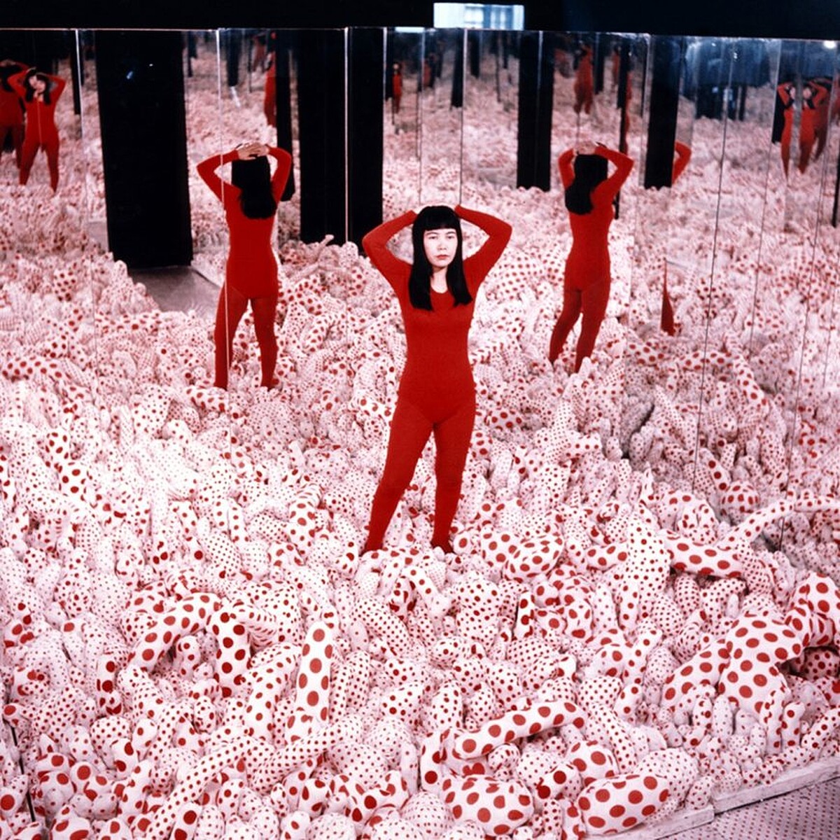 草間彌生《無限鏡屋—Phalli's Field》,1965年,©YAYOI KUSAMA