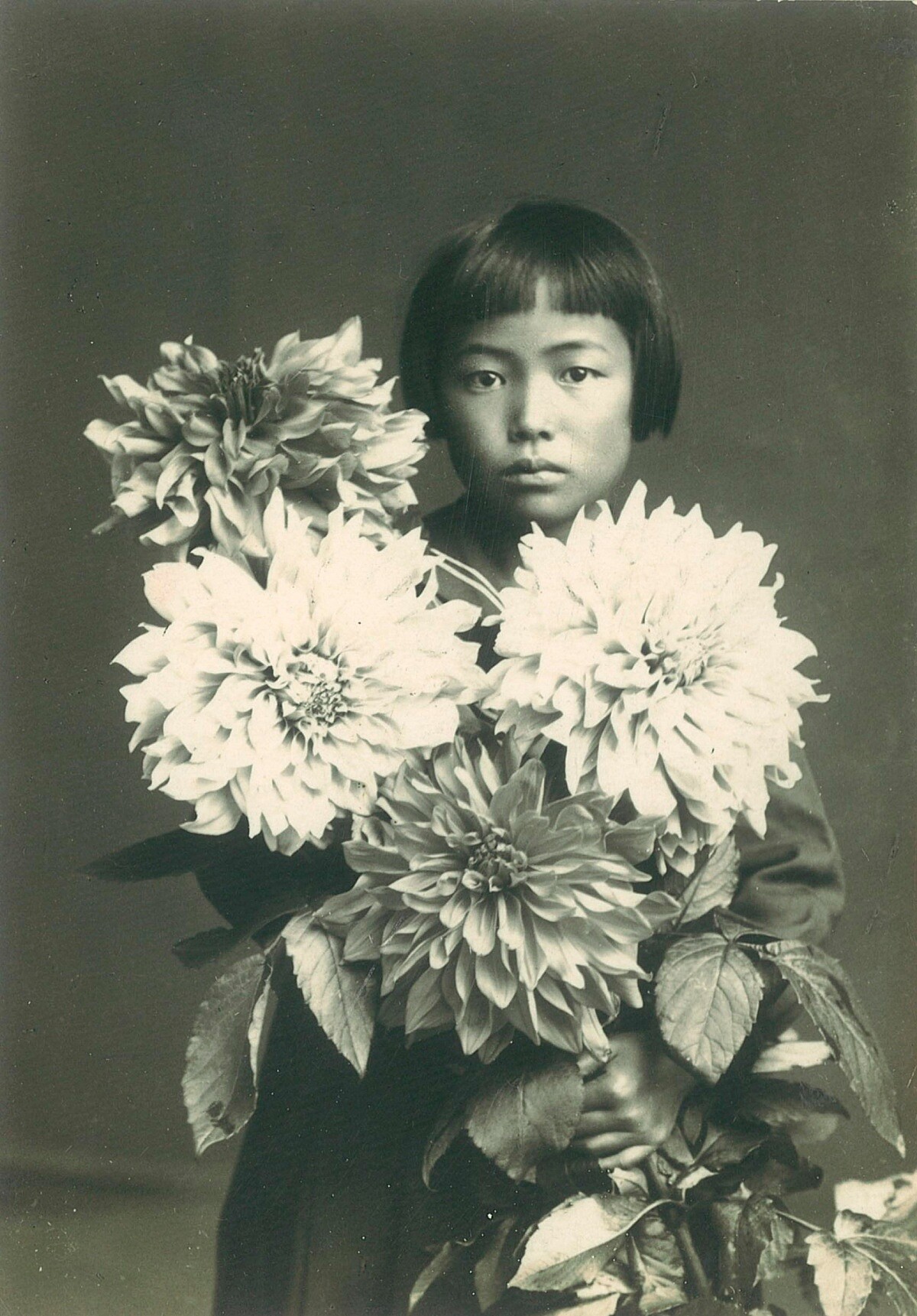 近十歲時的草間彌生,約攝於1939年,©YAYOI KUSAMA