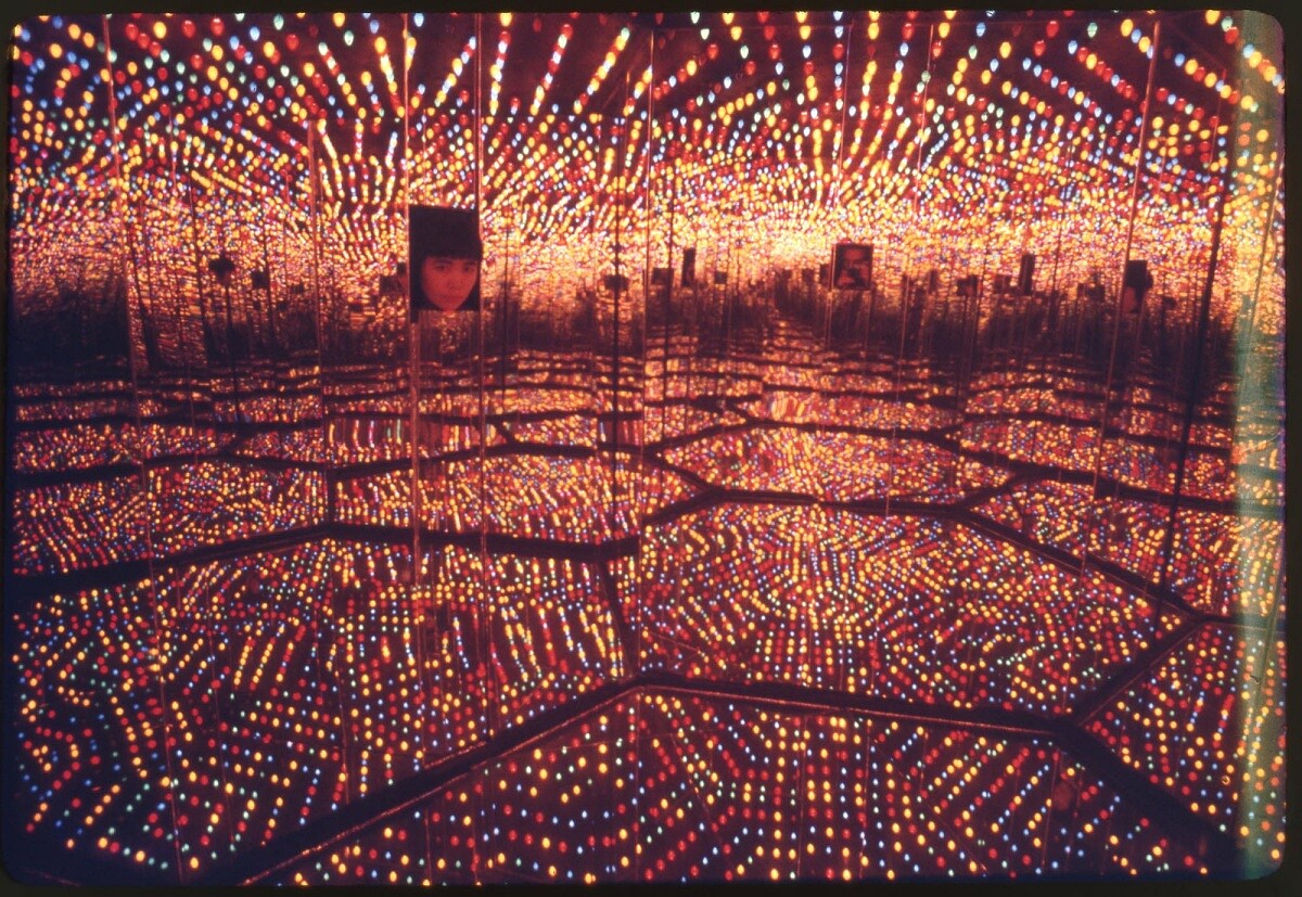 草間彌生《無限鏡屋──永恆的愛》,1966年,©YAYOI KUSAMA
