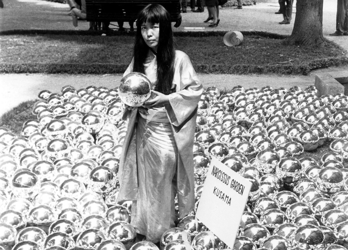 草間彌生與作品《自戀庭園》於威尼斯雙年展展覽現場,1966年,©YAYOI KUSAMA