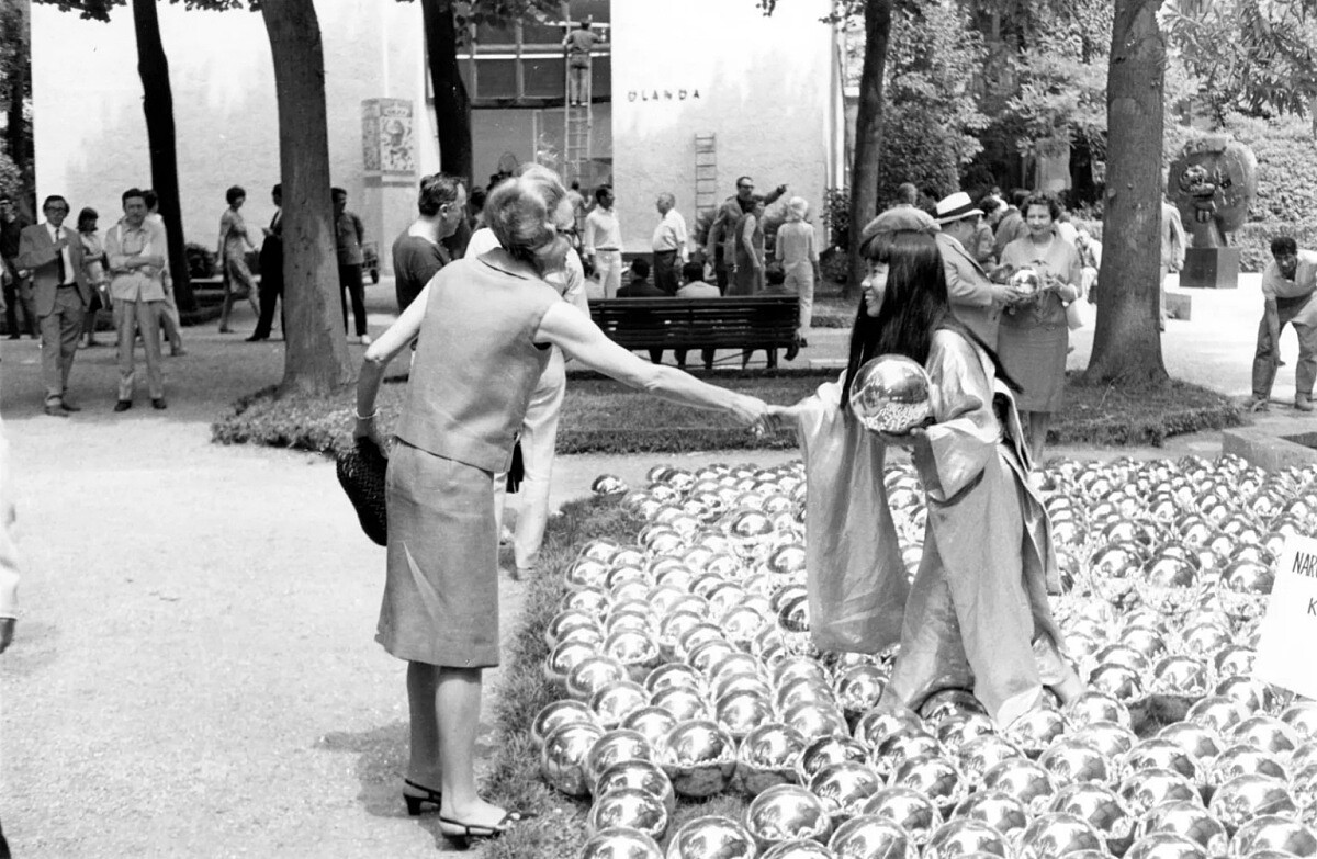草間彌生與其作品《自戀庭園》於威尼斯雙年展展覽現場,1966年,©YAYOI KUSAMA