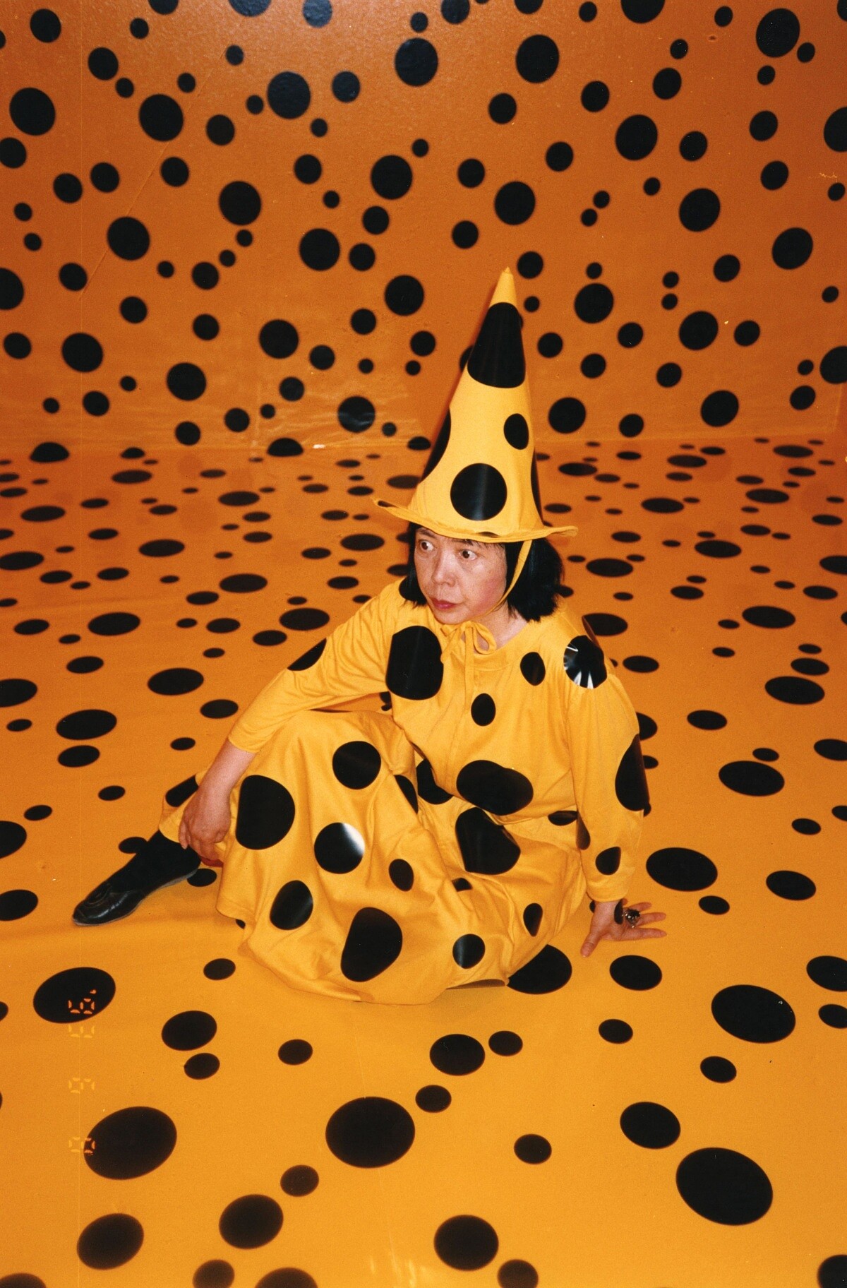 草間彌生於1993年威尼斯雙年展日本館©YAYOI KUSAMA