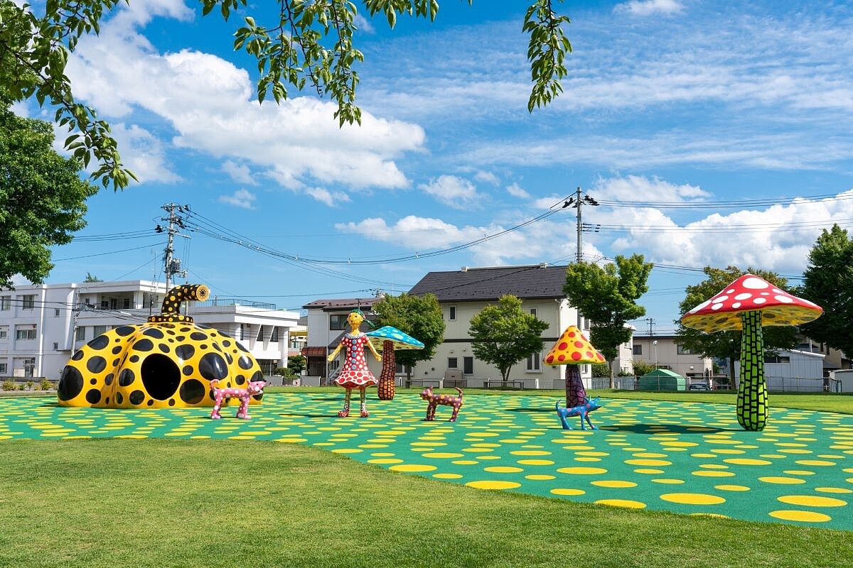 草間彌生 《愛はとこしえ十和田でうたう》2010年 撮影:小山田邦哉 ©YAYOI KUSAMA