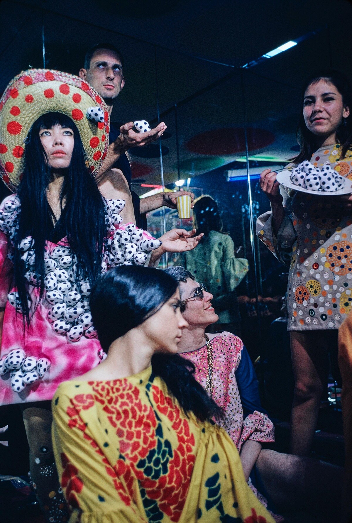 展示草間時裝的偶發藝術活動,紐約,1968,攝影:Shunk-Kender,© J. Paul Getty Trust. Getty Research Institute, Los Angeles (2014.R.20)