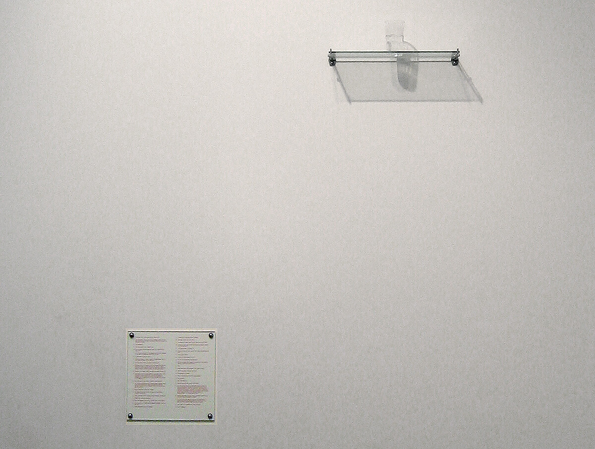 Michael Craig-Martin 的經典作品《一棵橡樹》(An Oak Tree)為觀念藝術代表作之一。Photo Source/ Wikipedia
