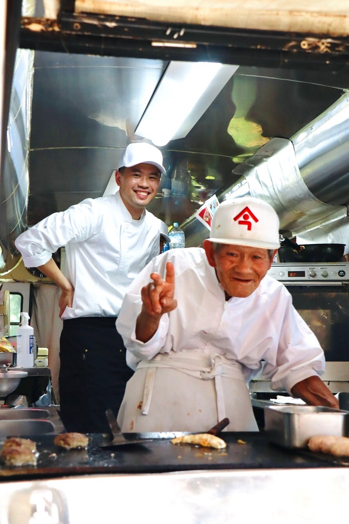 「今屋のハンバーガー 臺灣」店主曾裕博(Eric)前往福岡學習「今屋漢堡」作法。