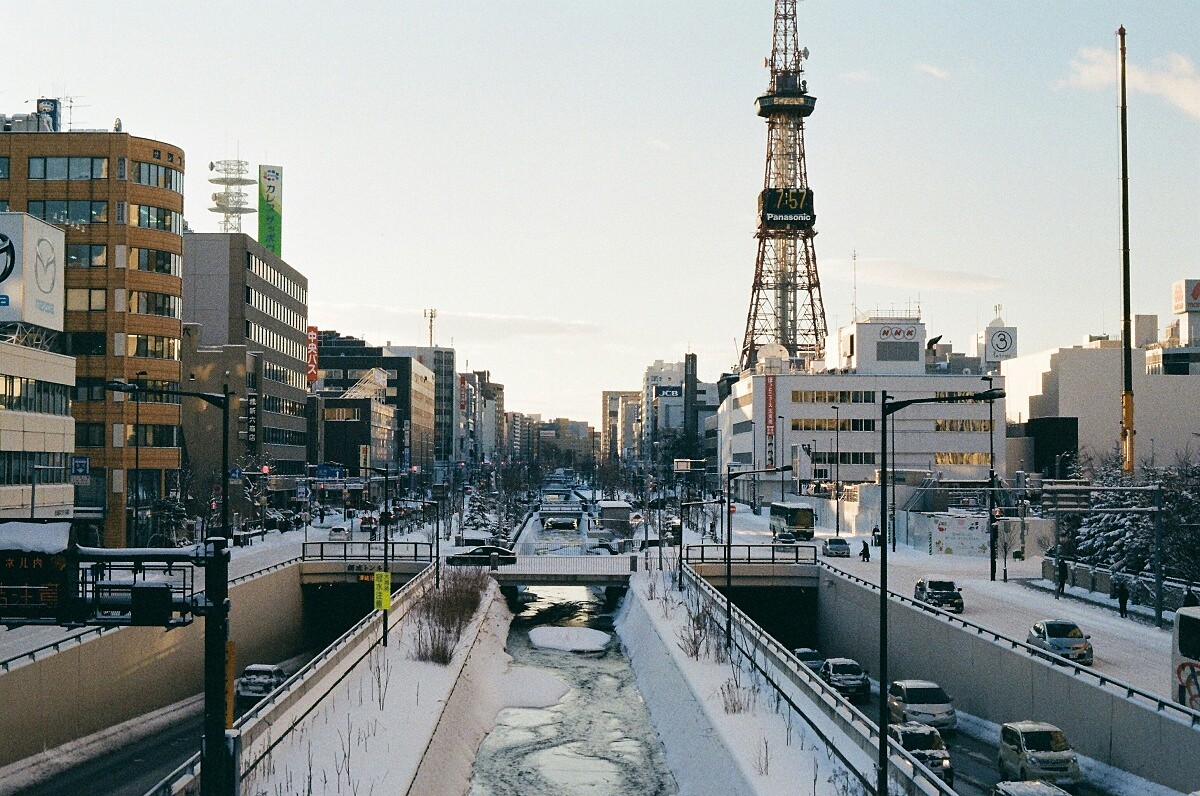「TRUNK(HOTEL)SAPPORO」選址於札幌市中心大通區,附近相當熱鬧。