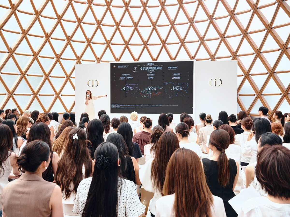 2026《迪奧精萃再生玫瑰系列》保養科技峰會現場。