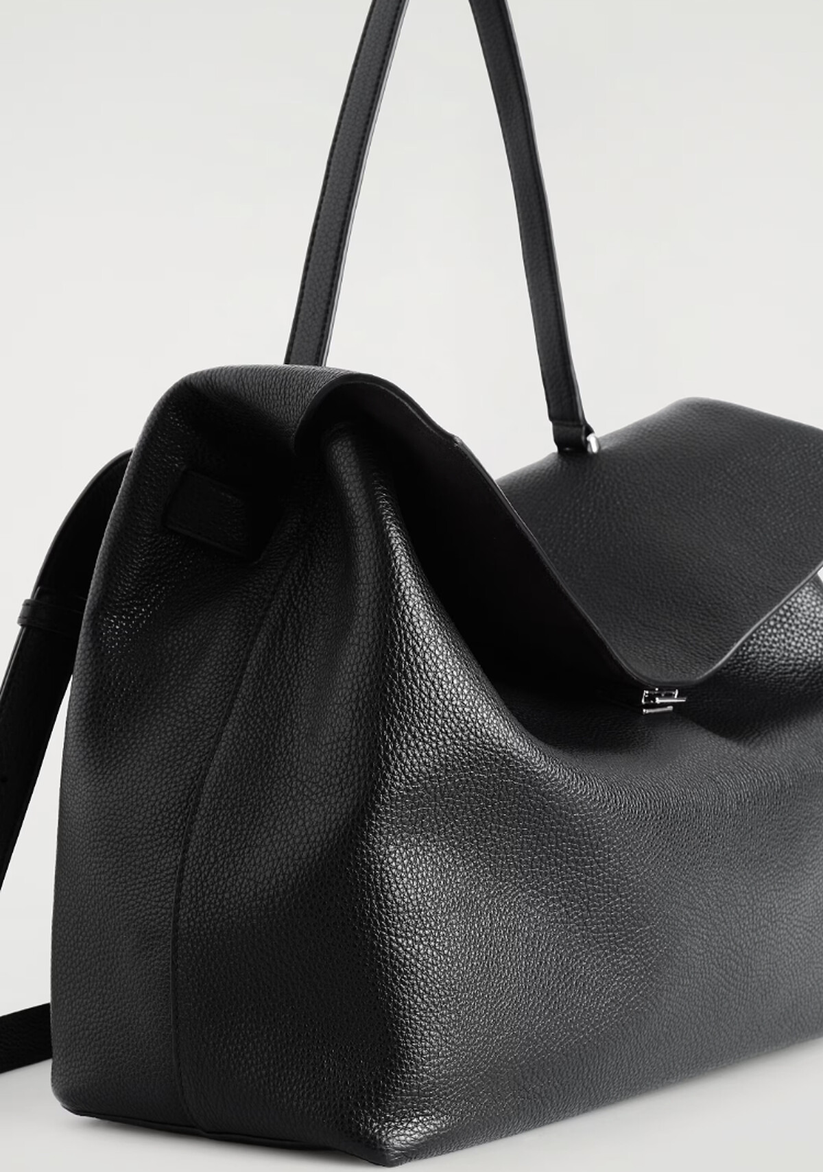 COS 2026秋冬推出 Trullo Flap Bag,以鬆弛感的包款迅速攻佔社群,成為近期最火的時尚話題。