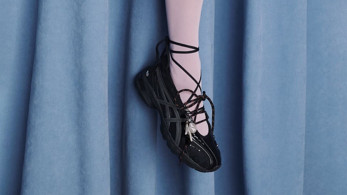 芭蕾鞋還能更怪、更時髦！Gohar World首度聯手ASICS，珍珠、耳扣全戴上