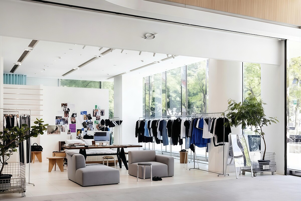 金屬結構、家具與服裝共同構成「Room No. 51」,模糊店舖與私人房間的界線。