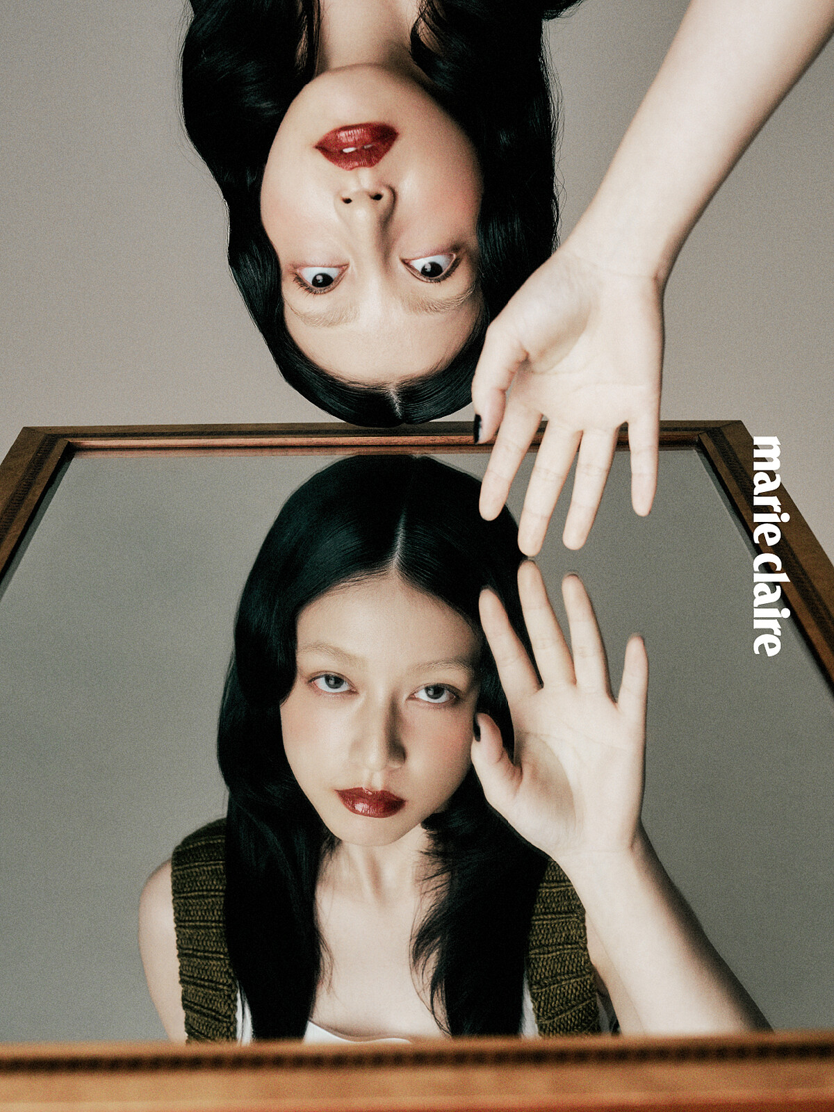綠色針織上衣、白色上衣、岩灰色裙裝,all by Prada。