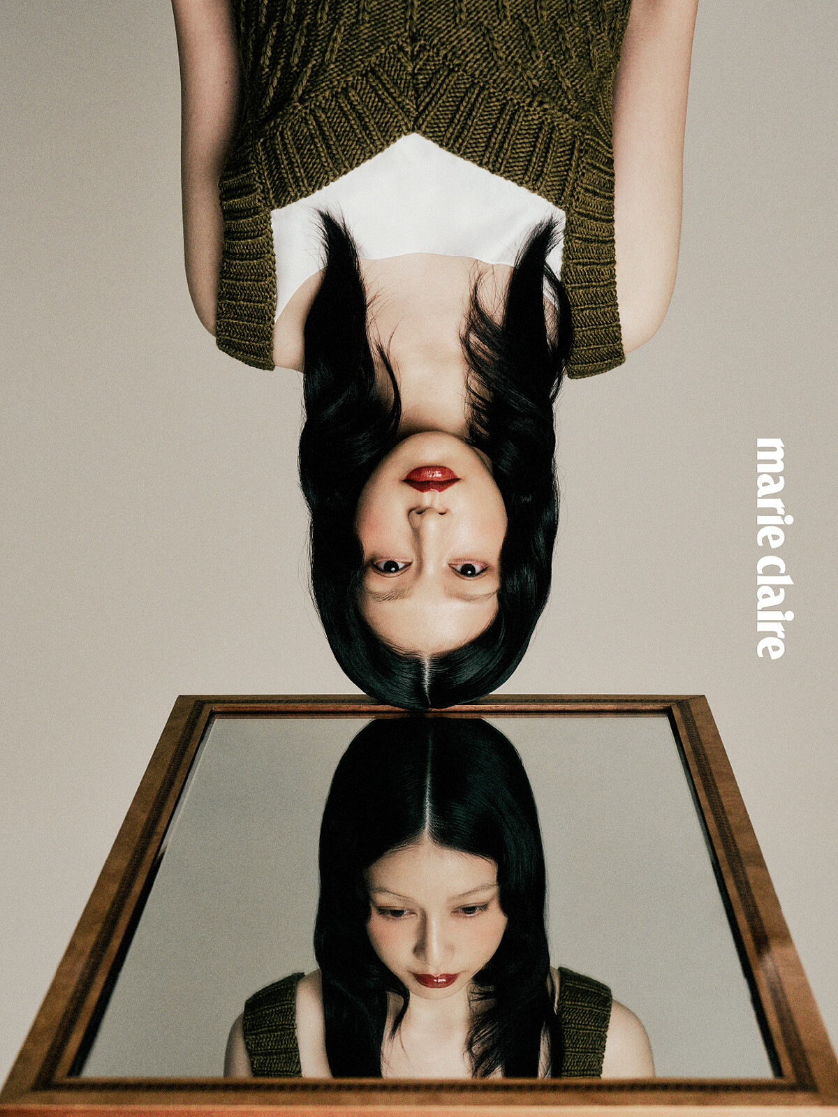 綠色針織上衣、白色上衣、岩灰色裙裝,all by Prada。
