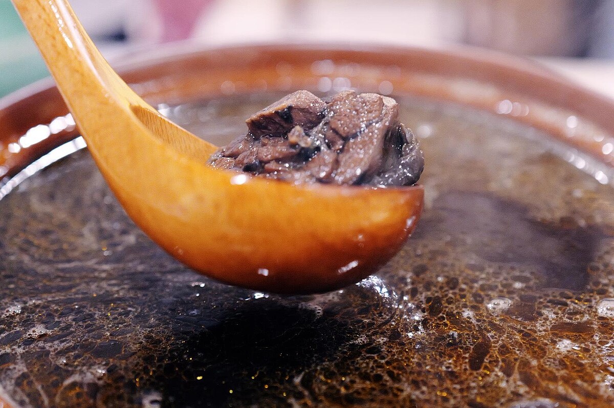 美麗佳人提醒您:喝酒不開車,飲酒過量有礙健康