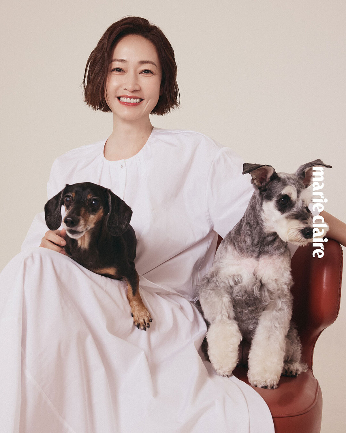 白色上衣、白色長裙,both by BOSS。