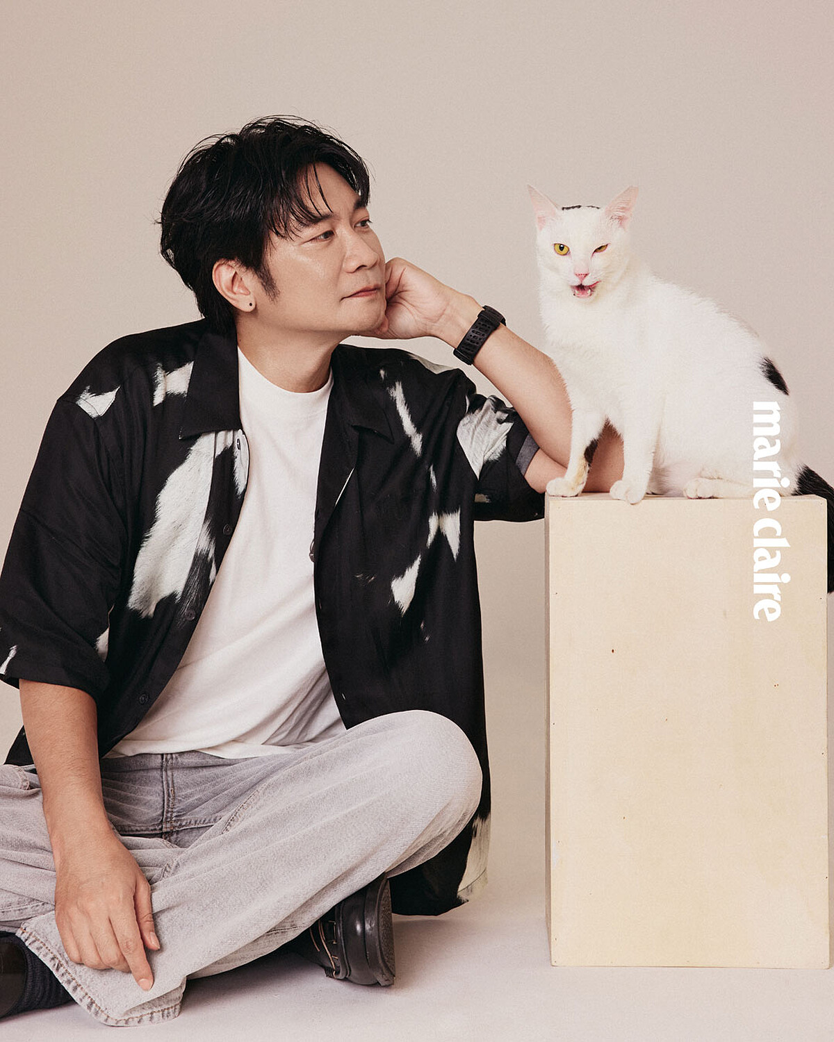 白色上衣、黑色短袖襯衫、灰色直筒丹寧褲、黑色樂福鞋,all by AllSaints。