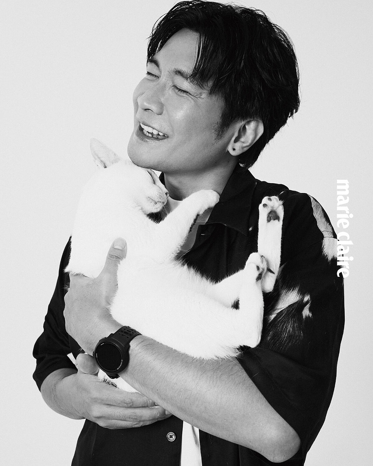 白色上衣、黑色短袖襯衫,both by AllSaints。