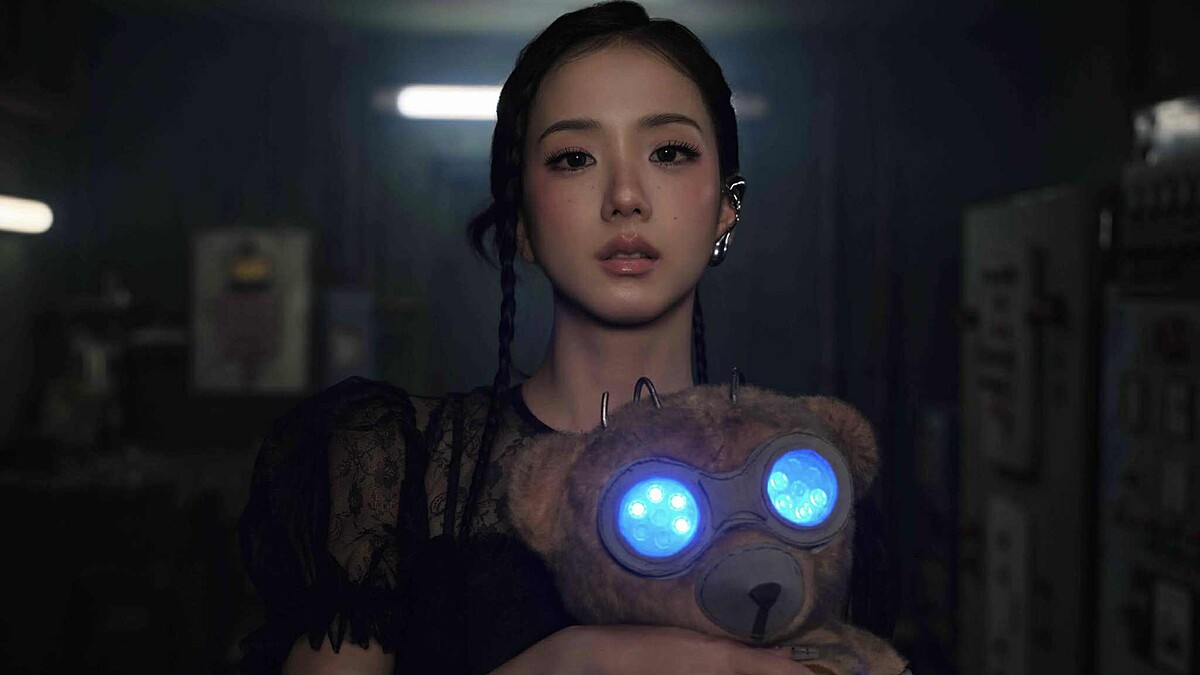 JISOO新歌〈CLICK〉MV上線!「CLICK熊」象徵什麼?泰勒絲導演操刀