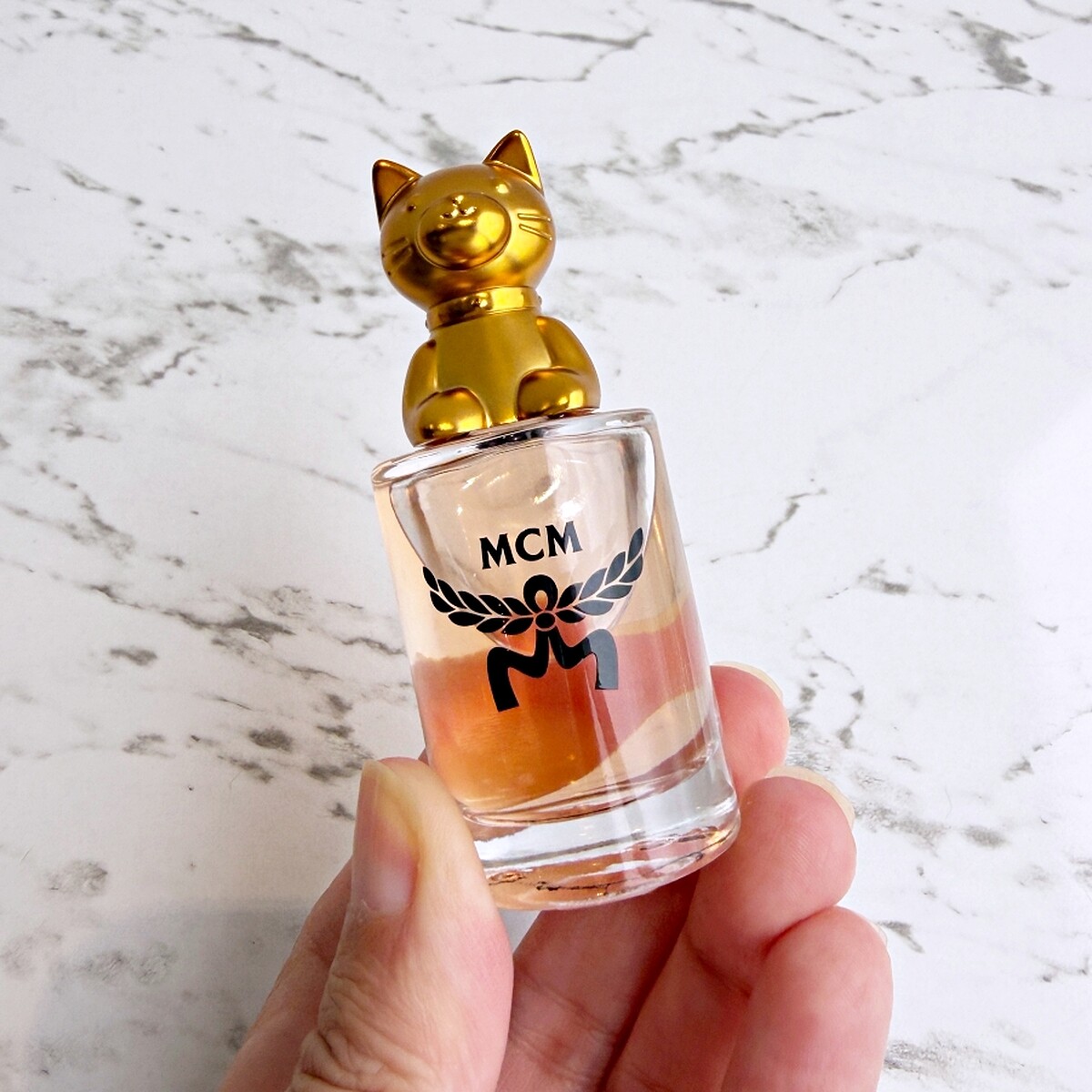 MCM COZY CAT呼嚕喵喵淡香精除了常態的100ml，也推出迷你香氛組(15ml+10ml)，10ml小香拿在手上十分可愛。
