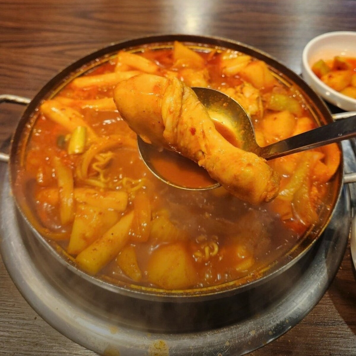 美食Youtuber豐子《再訪店》評選第一的「辣炒年糕雞湯江南本店」(Photo/翻攝自Naver Map)
