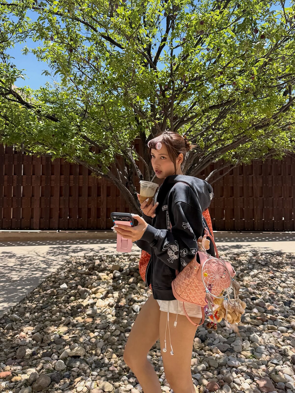 Lisa近期分享一系列日常照片,一身黑色連帽外套搭配白色短褲,看似簡單的休閒造型,搭配一顆相當搶眼的粉紅色迷你後背包,正是來自Goyard的 Alpin Mini Backpack Multicoloured。