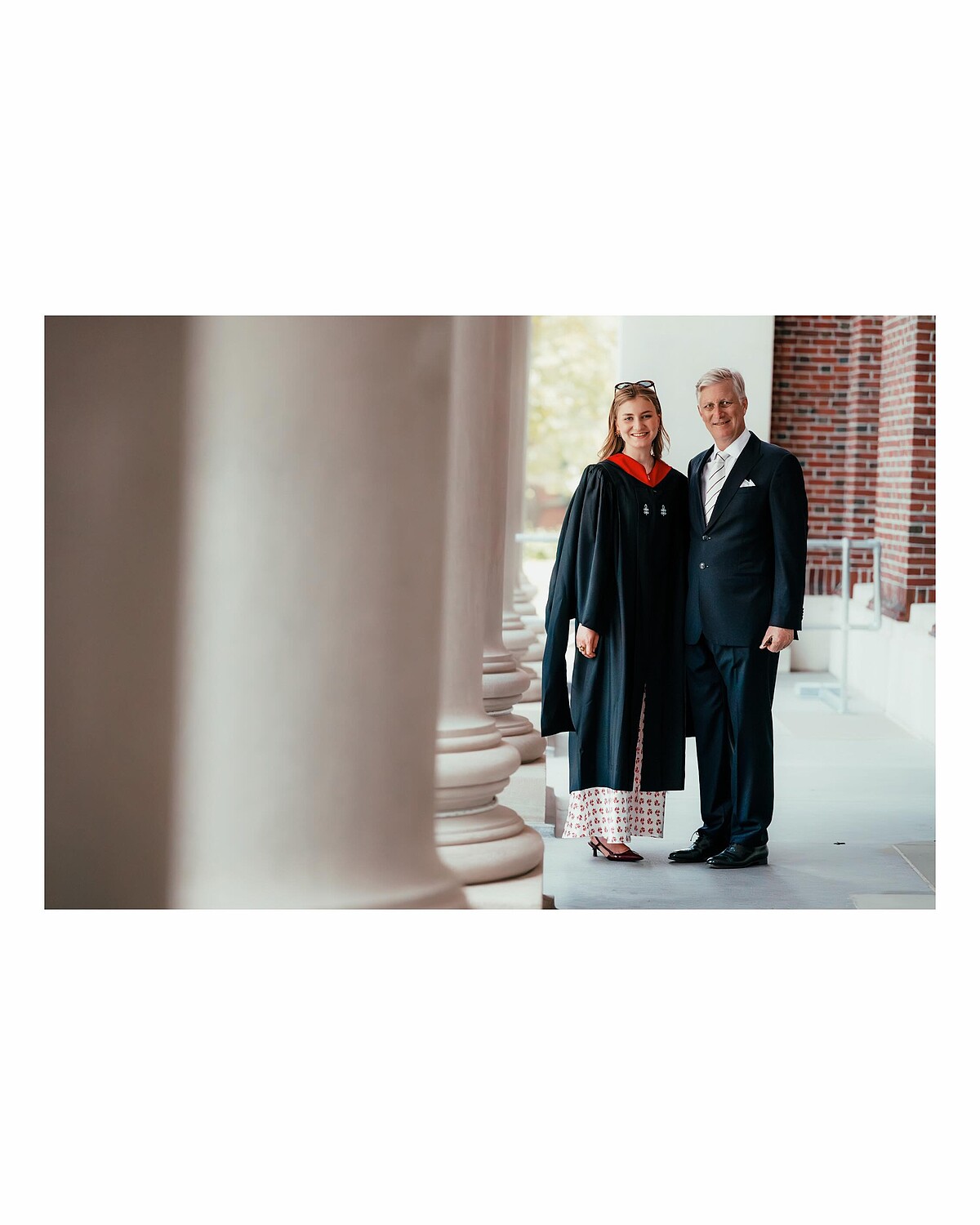 國王與王后也參與了女兒的畢業典禮,上台領受畢業證書的公主,和其他畢業生一樣穿著傳統禮帽與禮服,特別在頸項圍了比利時國旗顏色的領巾做裝飾,典雅大方。