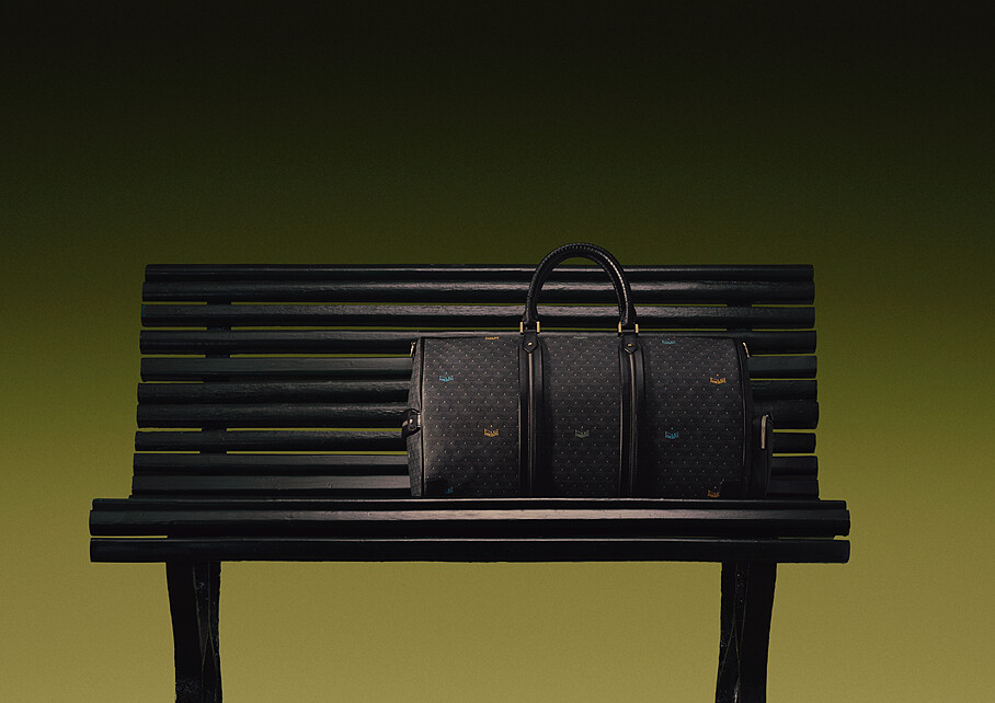 Dream Bag 巴黎之夜 台灣售價NTD$100,400，Dream Bag 47以寬敞包身搭配灰黑色圖紋飾帶，配備可調式肩帶，可手提亦可肩背，為旅行提供從容而實用的收納選擇。