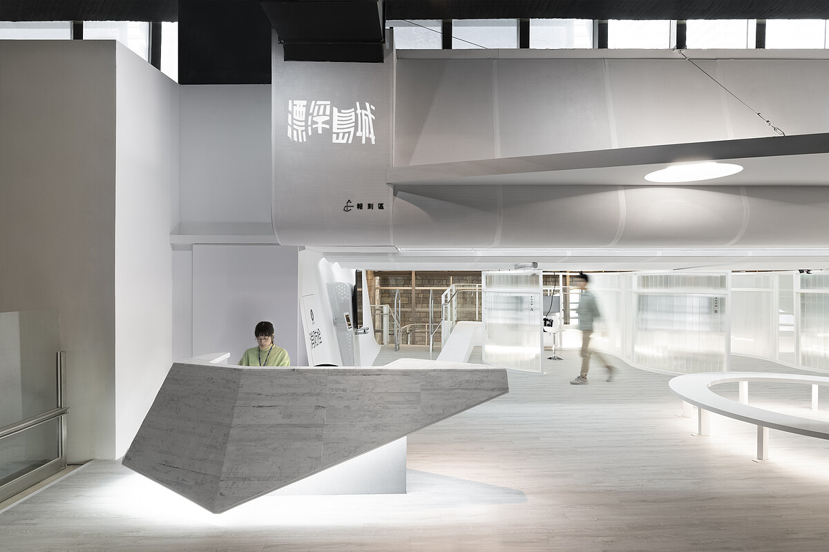 國美館「漂浮島城-VR藝廊」是全臺灣首座藝術 VR 常設體驗空間。