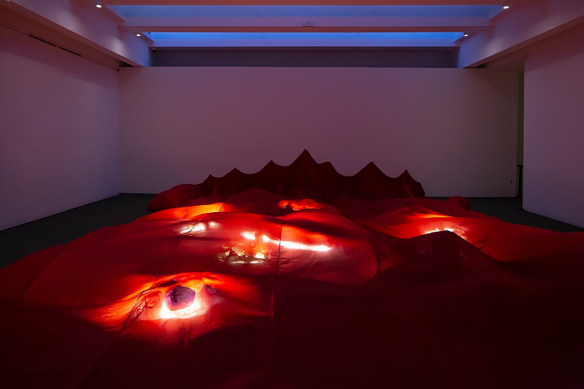 國美館將推出法國藝術家 Annette Messager 大型個展。此作為〈上-下〉(2019),藝術家與瑪莉安.古德曼藝廊提供。