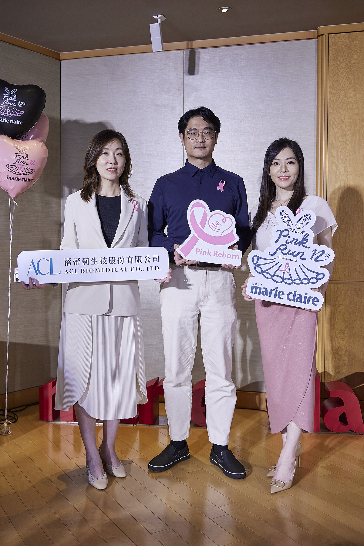 (從左置右)蓓蕾莉生技股份有限公司 董事總經理 胡莉莉、臺北醫學大學附設醫院 整形外科主任 李維棠 醫師、品牌總監 戴于茹,共同投入「粉紅重生公益計畫」,為乳癌病友傳遞重建的支持與力量。